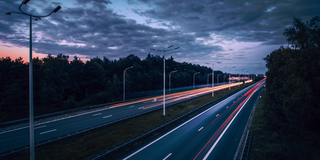 Rendszám-alapú autópálya-matrica ellenőrzés: 9 tipikus hiba (O/0, kötőjelek, országkód) és azonnali megoldások