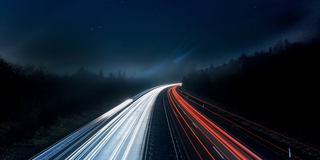 Ünnepi forgalom előtt: 3 valós útvonal-szcenárió, ahol a vármegyei + 10 napos kombináció olcsóbb az országosnál