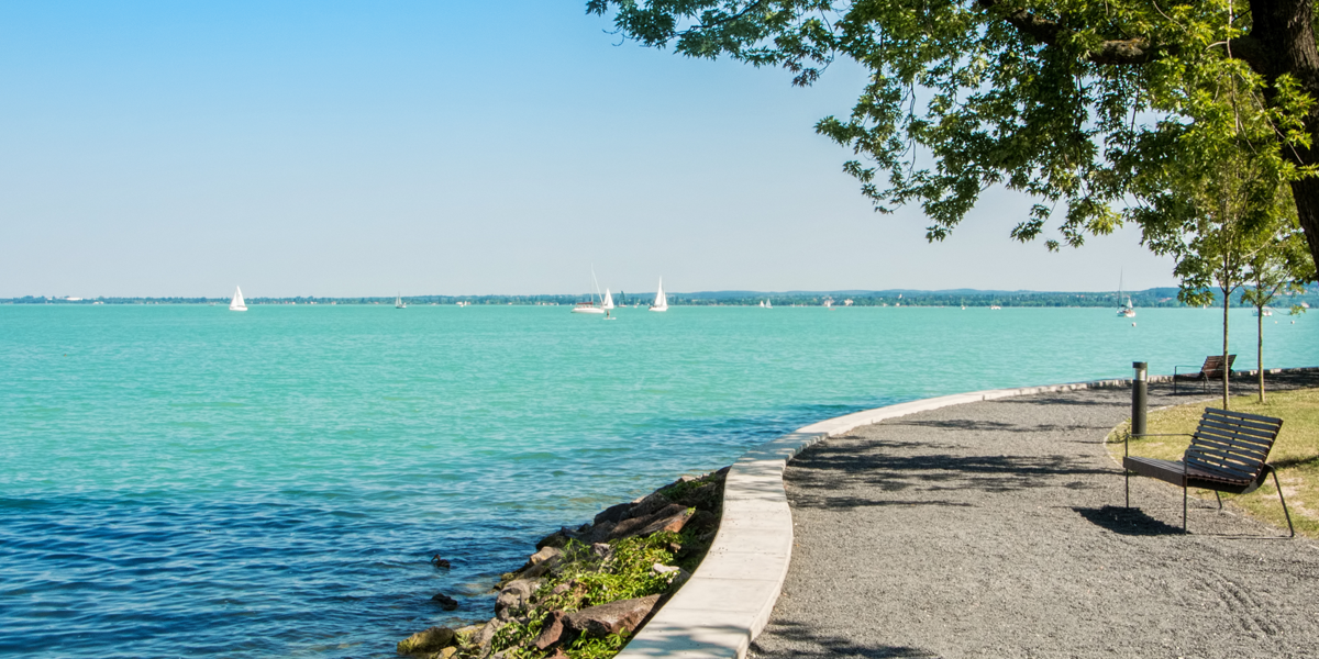 Nyári fürdőzés Balatonfüreden, és séta a Tagore sétányon